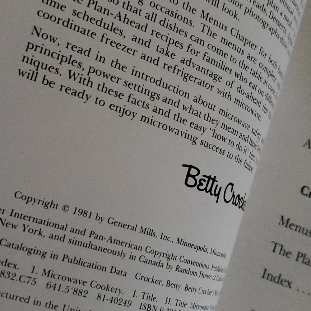 Vintage‎ Betty Crocker's microwave cookbook circa 1981 Hardcover about 280 pages